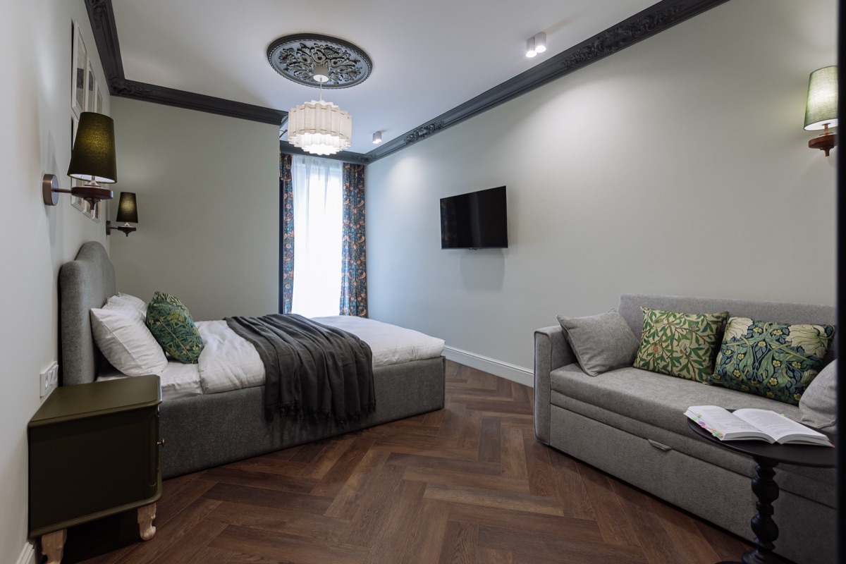 Спальня с диваном в квартире Malkova Apartments